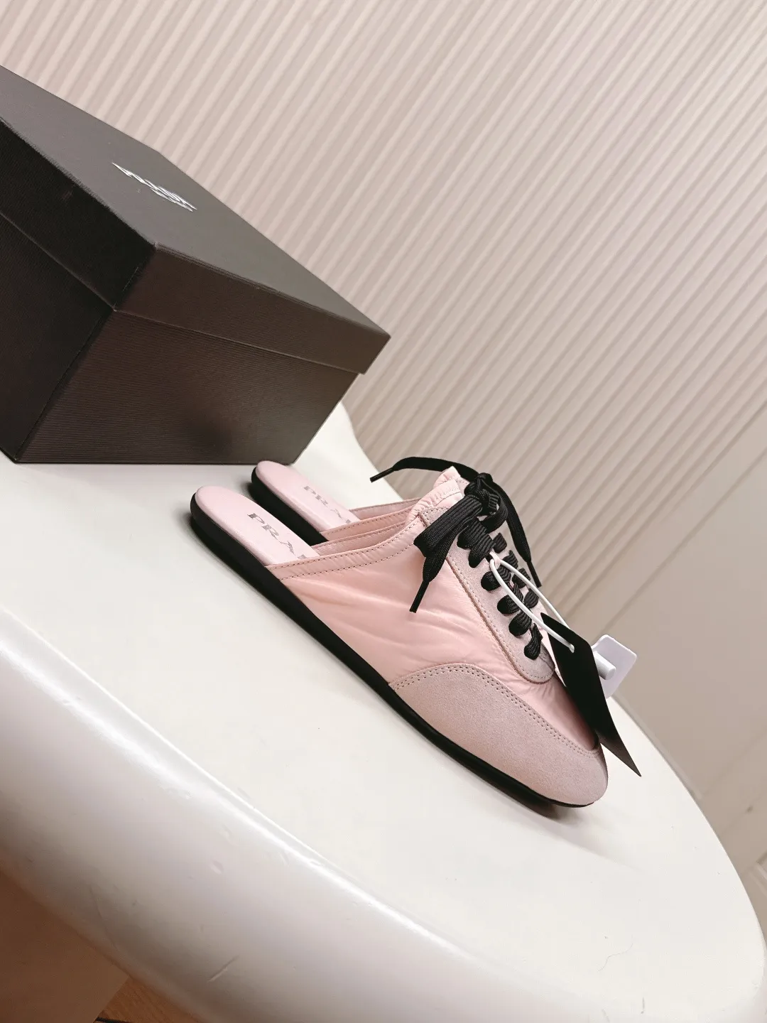 👟👟Ex-factory price 480👟👟 New color half-flop Prada Collapse regenerated nylon and suede leather stretch half-flop 2025 spring and summer latest catwalk style Forrest Gump slippers Fashion item thin casual slippers This ultra-light sports shoe is made of regenerated nylon and suede leather to create a three-dimensional shoe shape. The mixed materials highlight Prada's sports style and exquisite craftsmanship soul. The flat bottom design and elastic side cuffs make it easy to put on and take off with ease. The upper is decorated with a screen-printed logo ● Thin rubber sole · Removable leather insole upper, a casual shoe that is light, easy to wear and practical, with an original molded rubber outsole! Encounter a variety of colors combined with Forrest Gump shapes and iconic details such as Prada regenerated nylon to interpret a new style. Size: Women’s size. 35～39# 40.41